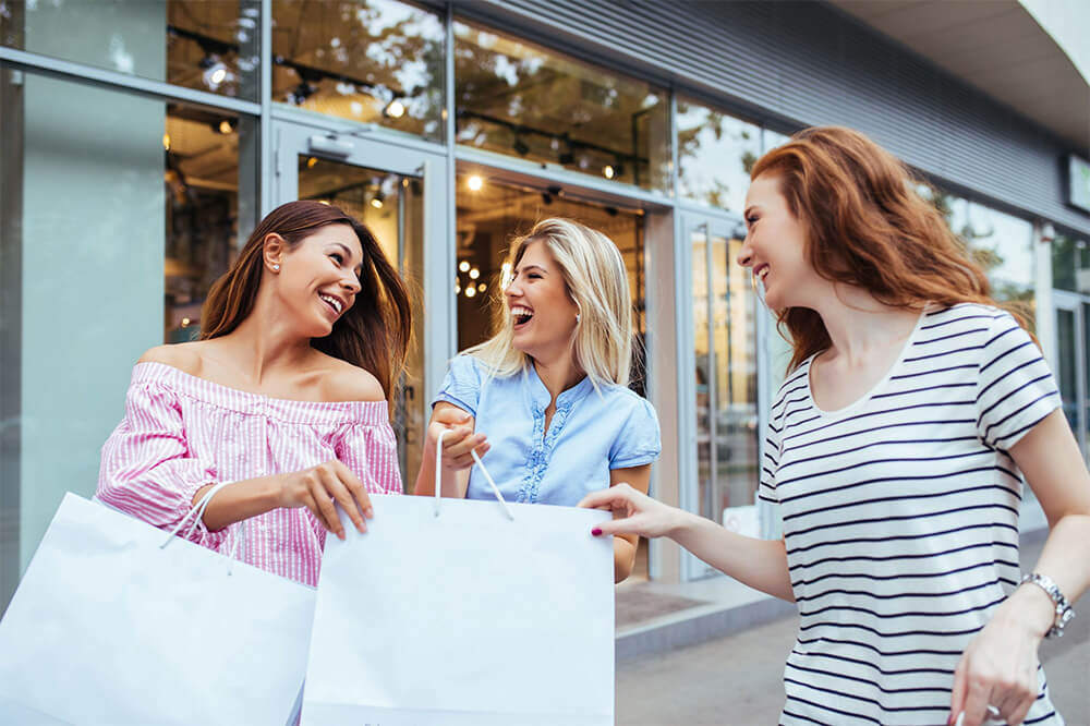 6268d928c3f23d0edcc786ae_Shoppers-buying-goods